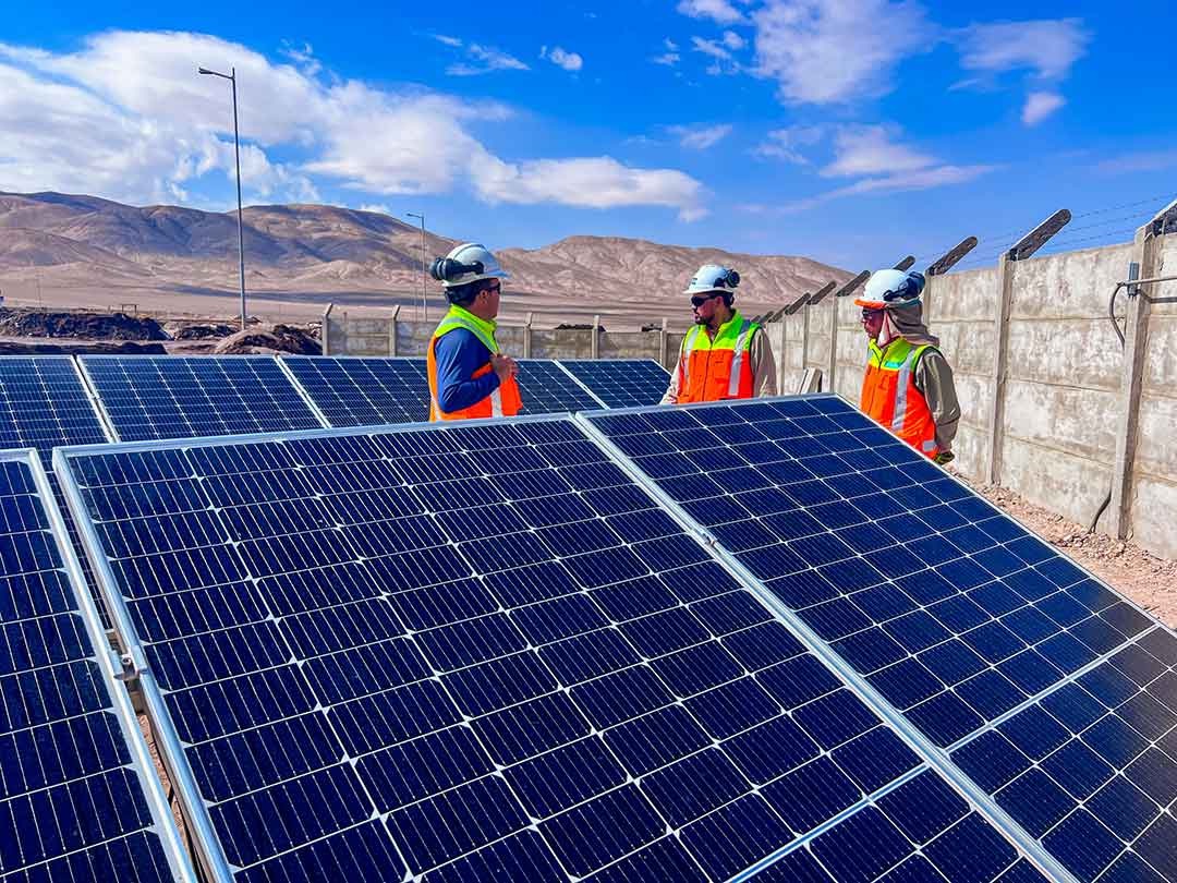 Paneles solares vinculados al uso de energía renovable de Albemarle Chile.
